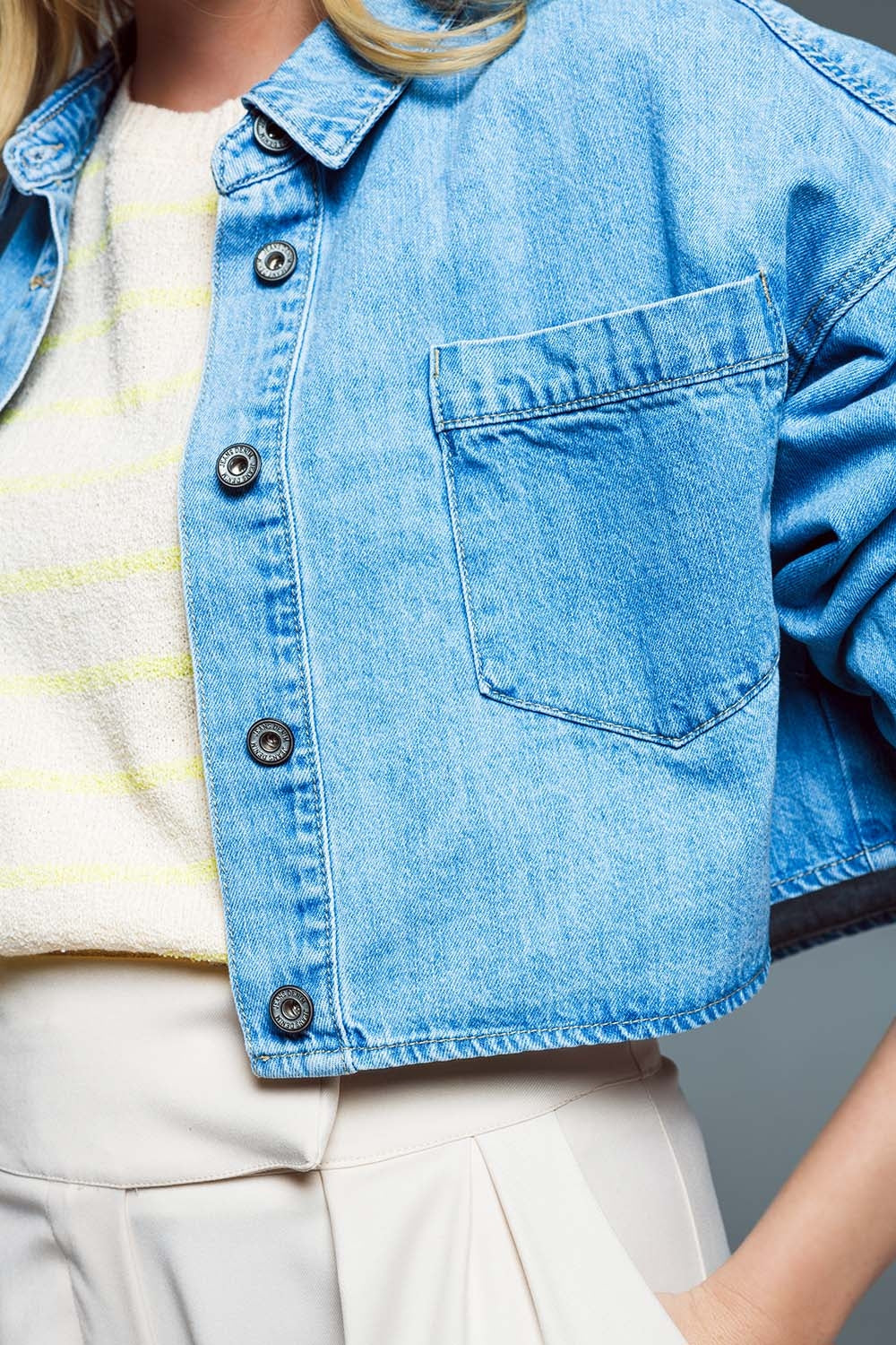 Giacca di jeans basic cropped in blu chiaro Con tasca sul petto