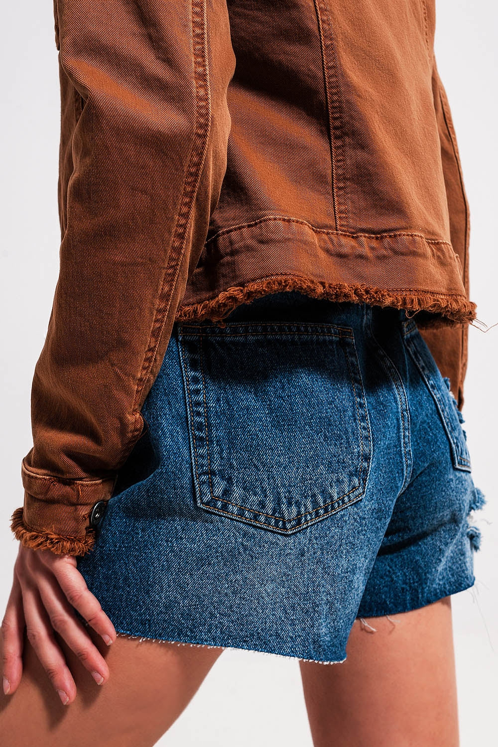 Giacca di jeans marrone con bordi grezzi
