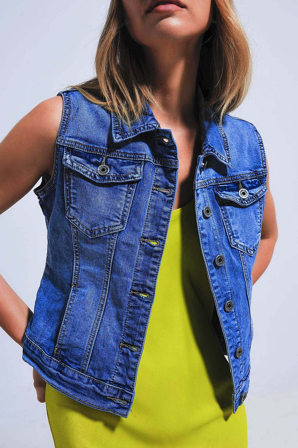 Gilet in denim lavaggio medio