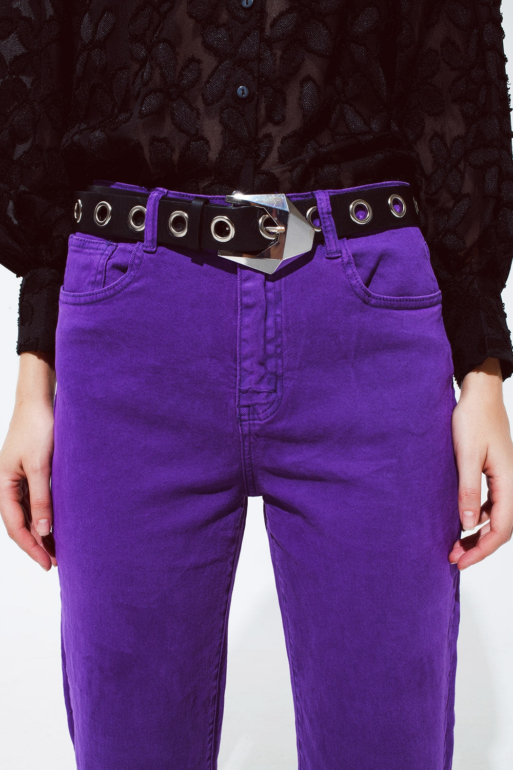 Jeans a gamba dritta con orlo corto di colore viola