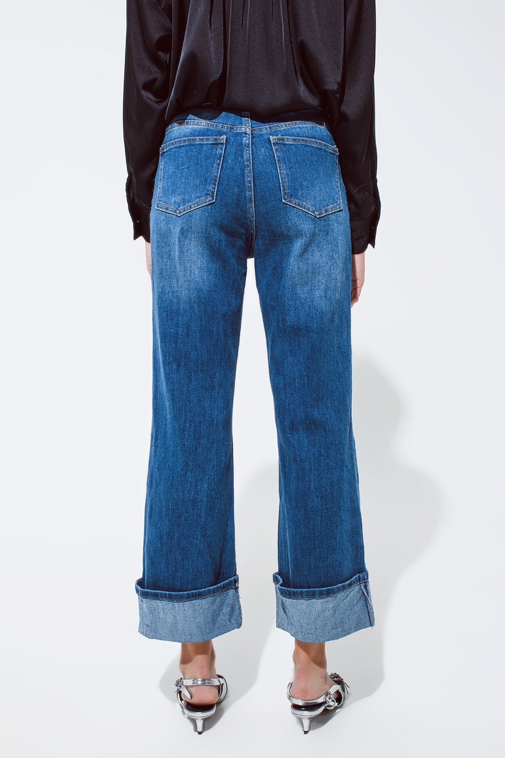 Jeans a gamba dritta con orlo ripiegato e dettaglio in paillettes in lavaggio medio