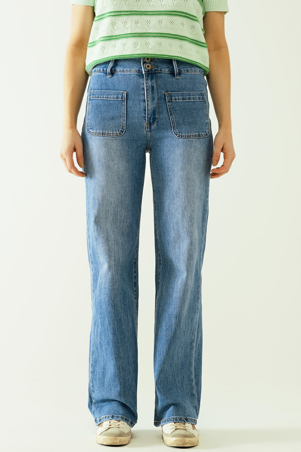 Q2 Jeans a gamba larga con chiusura anteriore con bottoni metallici e tasche anteriori