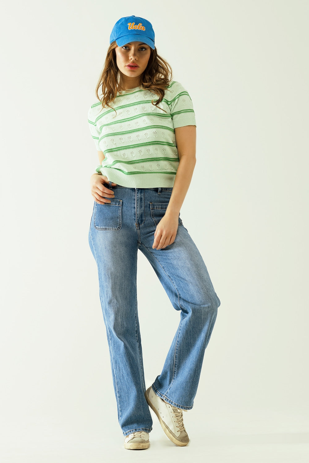 Jeans a gamba larga con chiusura anteriore con bottoni metallici e tasche anteriori