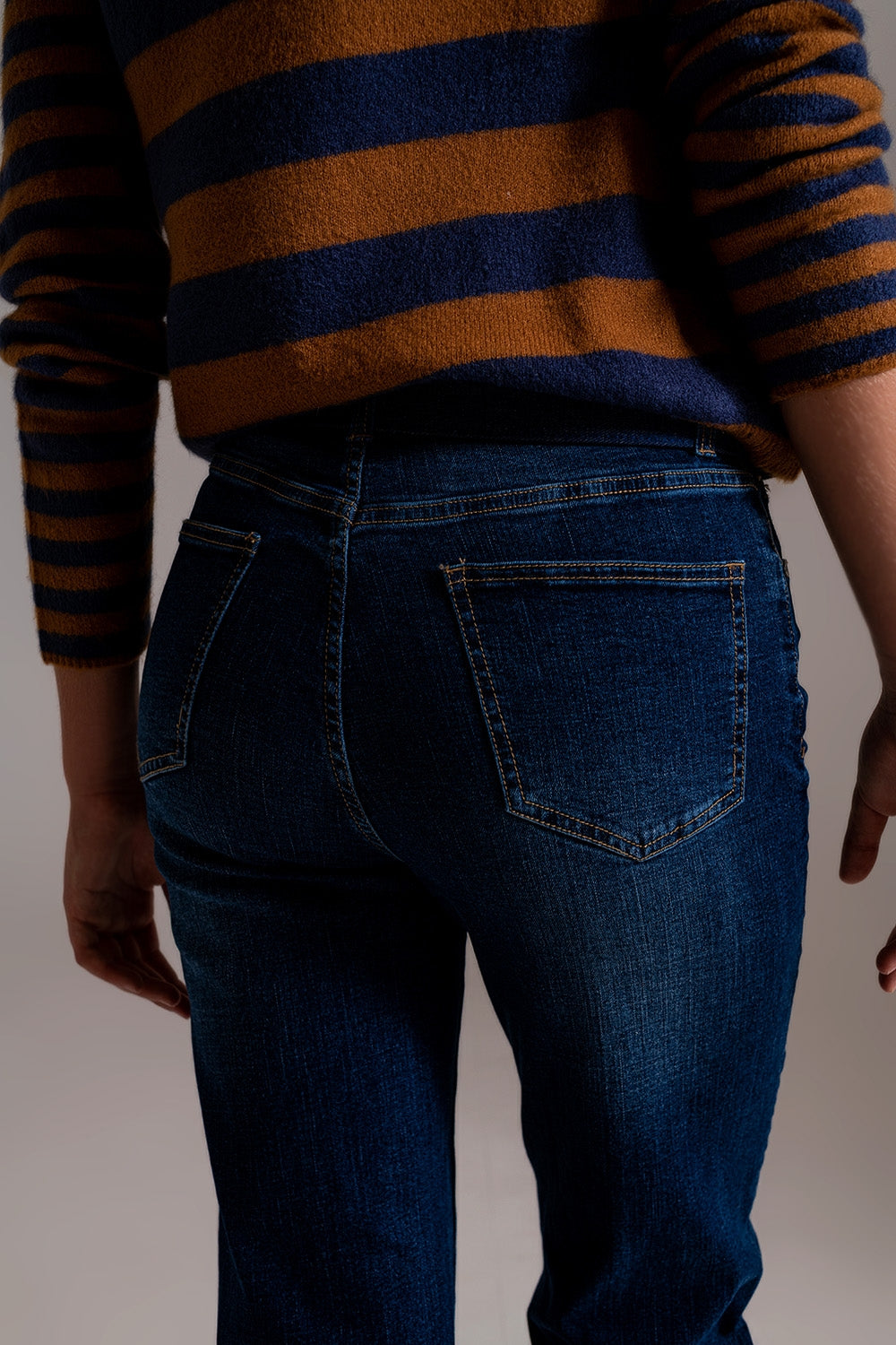 Jeans a gamba larga con dettaglio sul fondo in lavaggio scuro