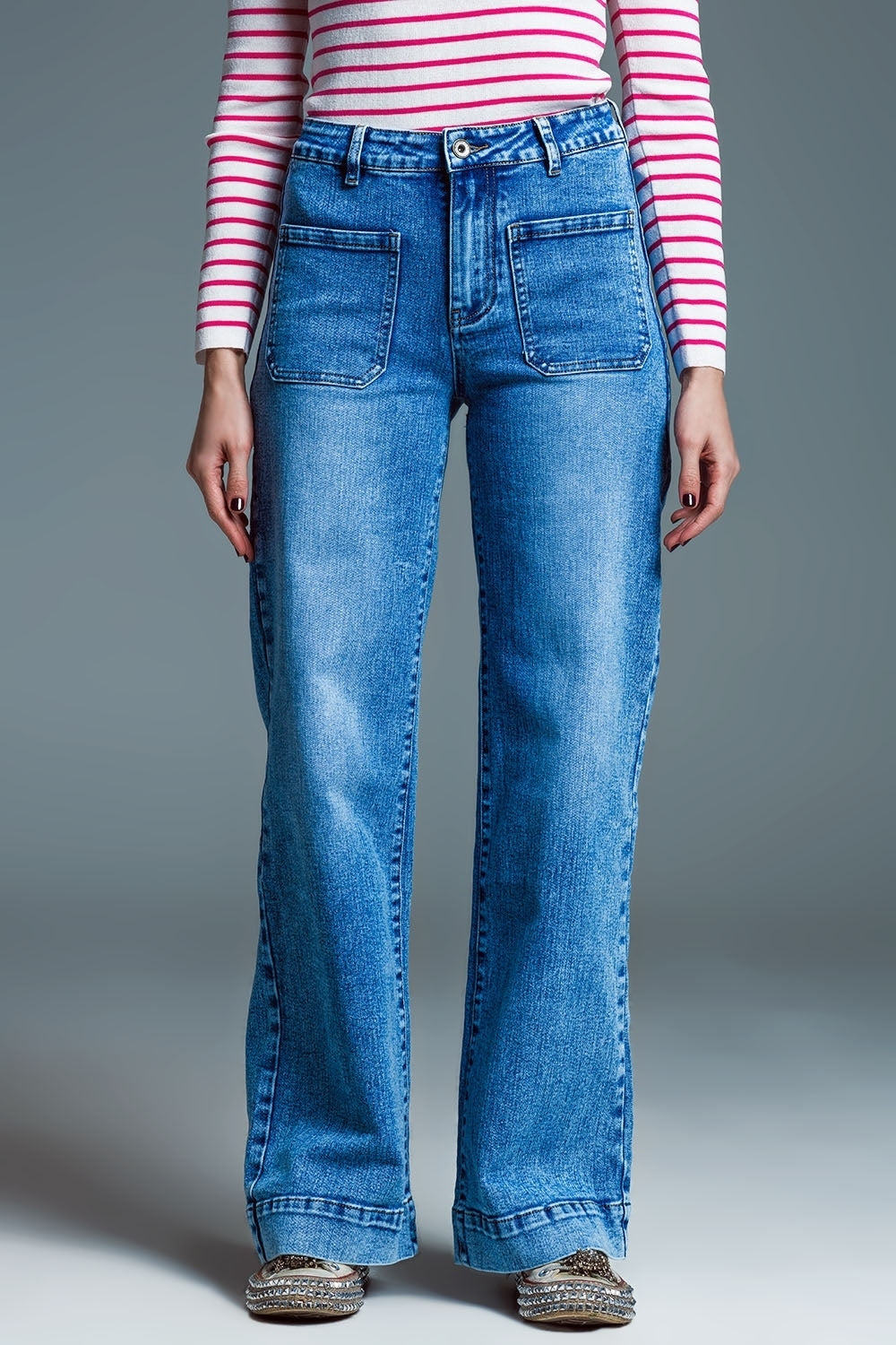 Q2 Jeans a vita bassa con gamba larga e tasche anteriori in stile marino in lavaggio medio