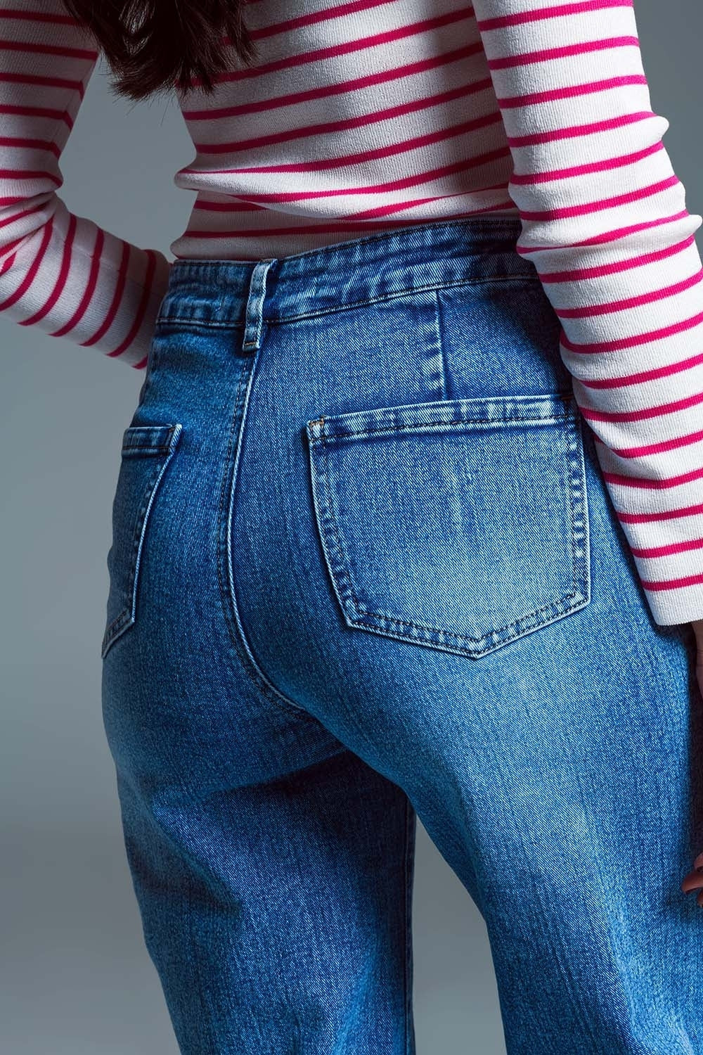 Jeans a vita bassa con gamba larga e tasche anteriori in stile marino in lavaggio medio