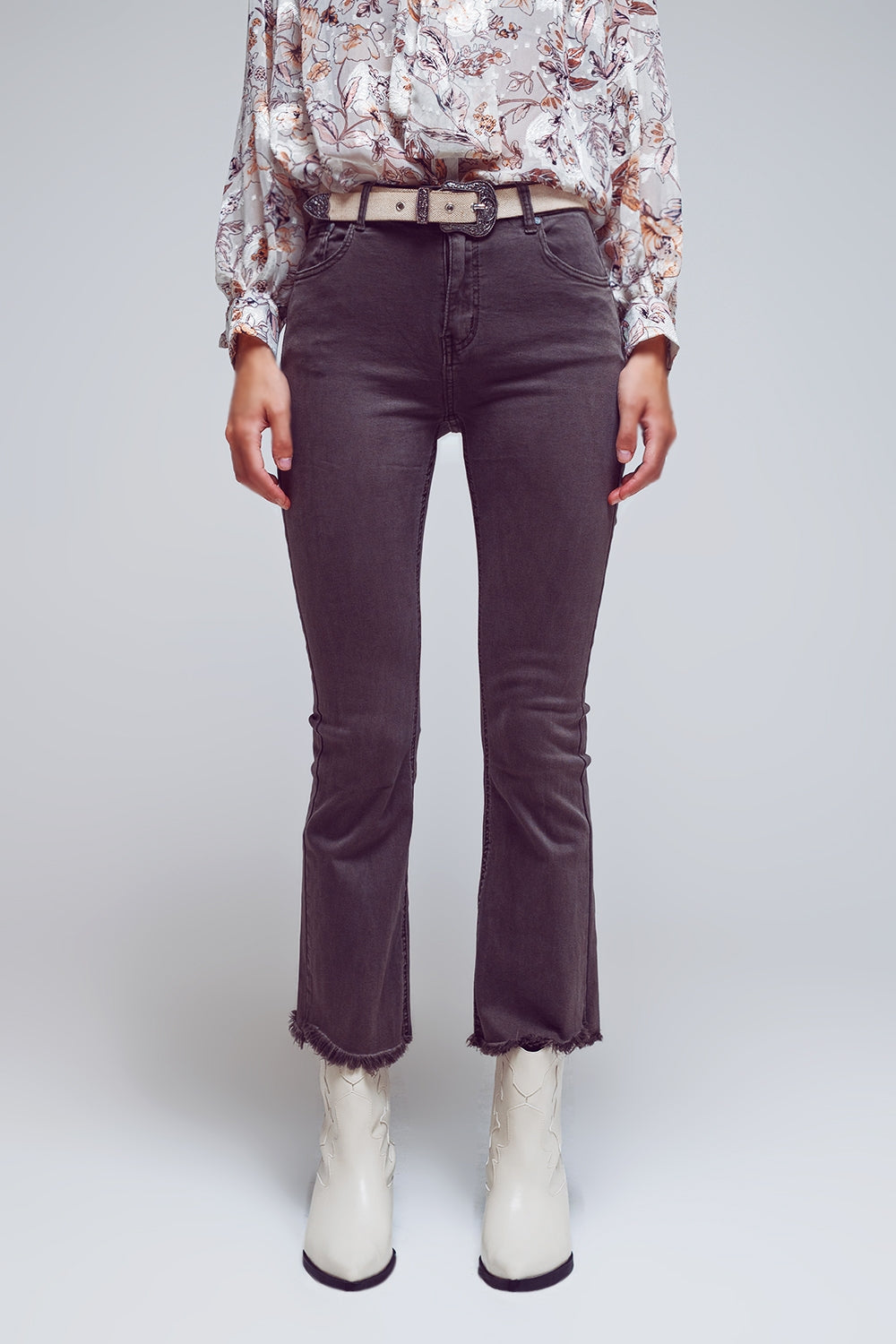 Q2 Jeans a zampa con bordo orlato grezzo in grigio scuro