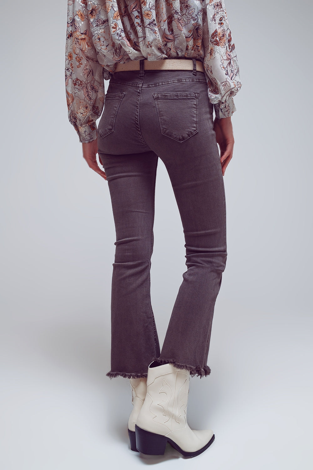 Jeans a zampa con bordo orlato grezzo in grigio scuro