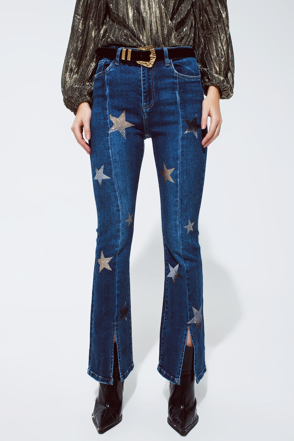 Q2 Jeans a zampa con dettagli a stelle lucide in blu