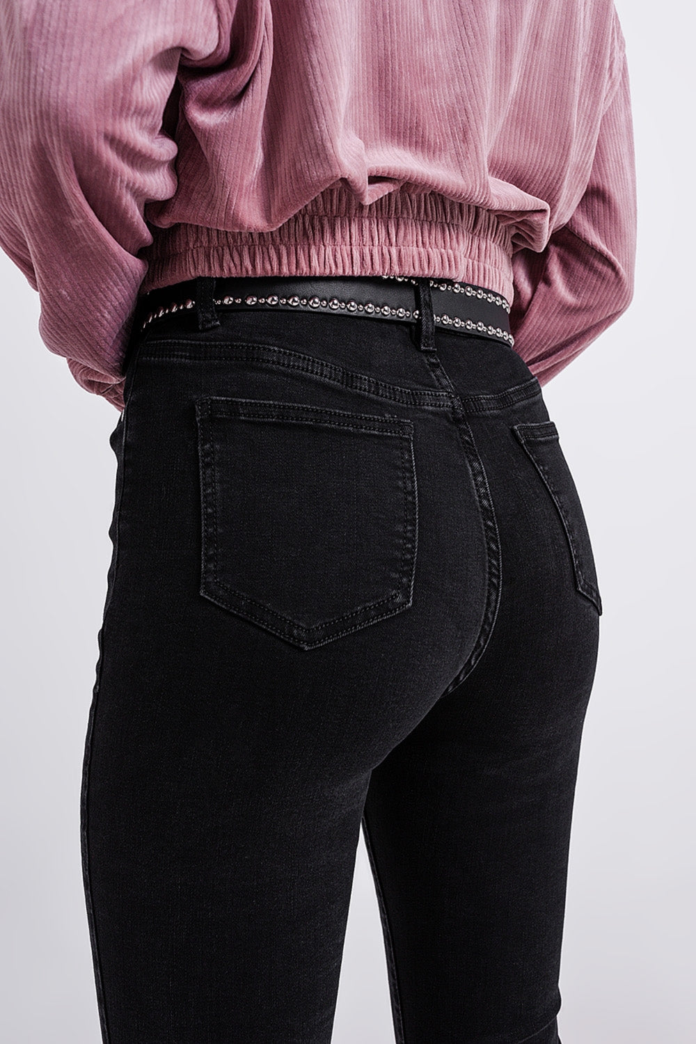 Jeans a zampa neri con spacchi sul fondo