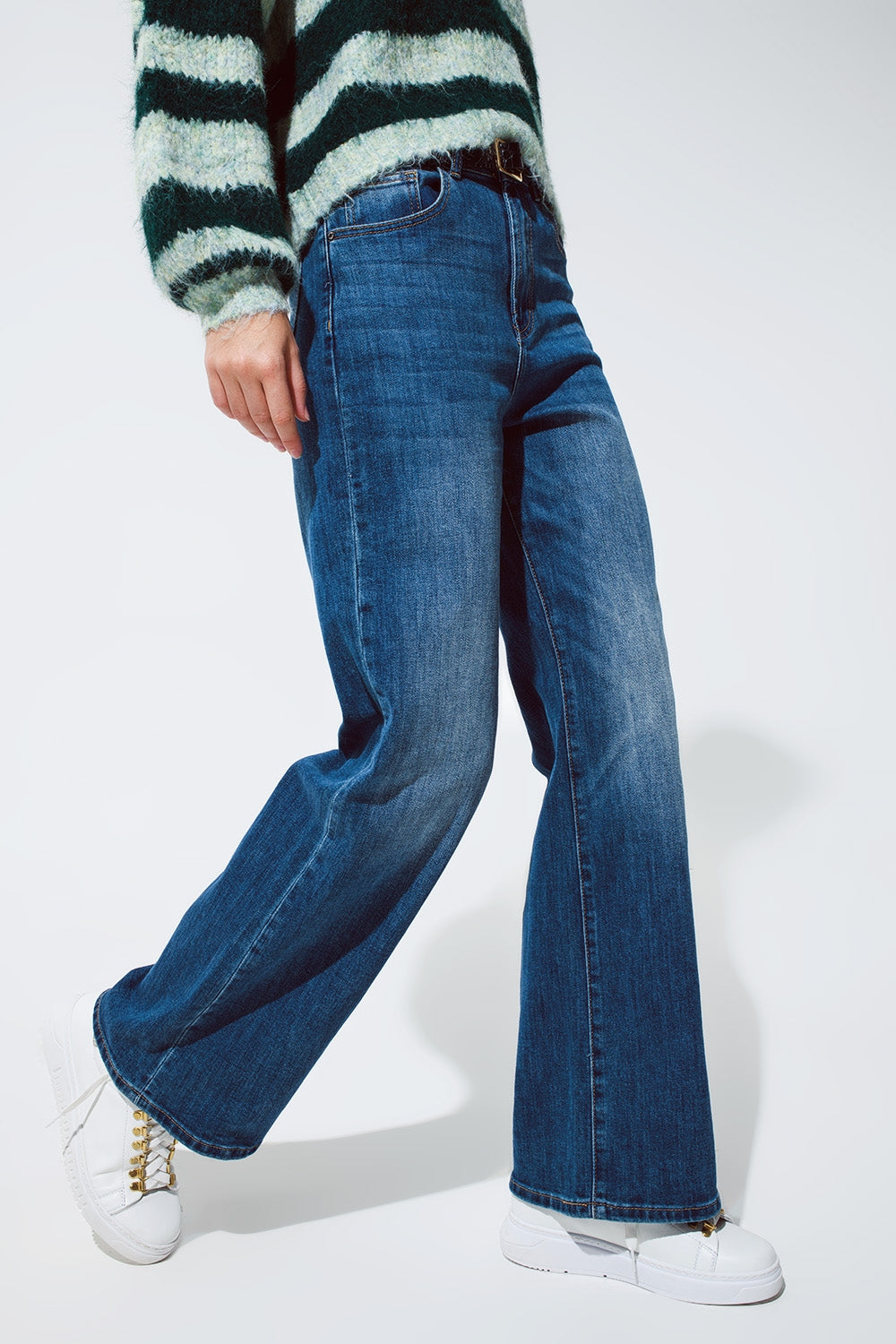 Q2 Jeans basic a gamba super dritta con lavaggio medio