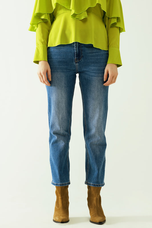 Q2 Jeans basic straight con cinque tasche e chiusura frontale con bottoni metallici