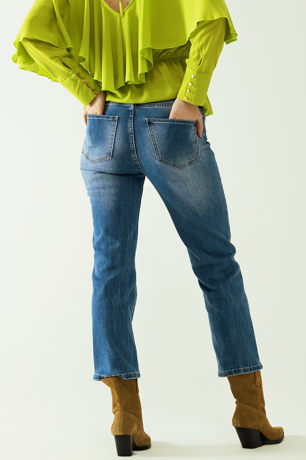 Jeans basic straight con cinque tasche e chiusura frontale con bottoni metallici