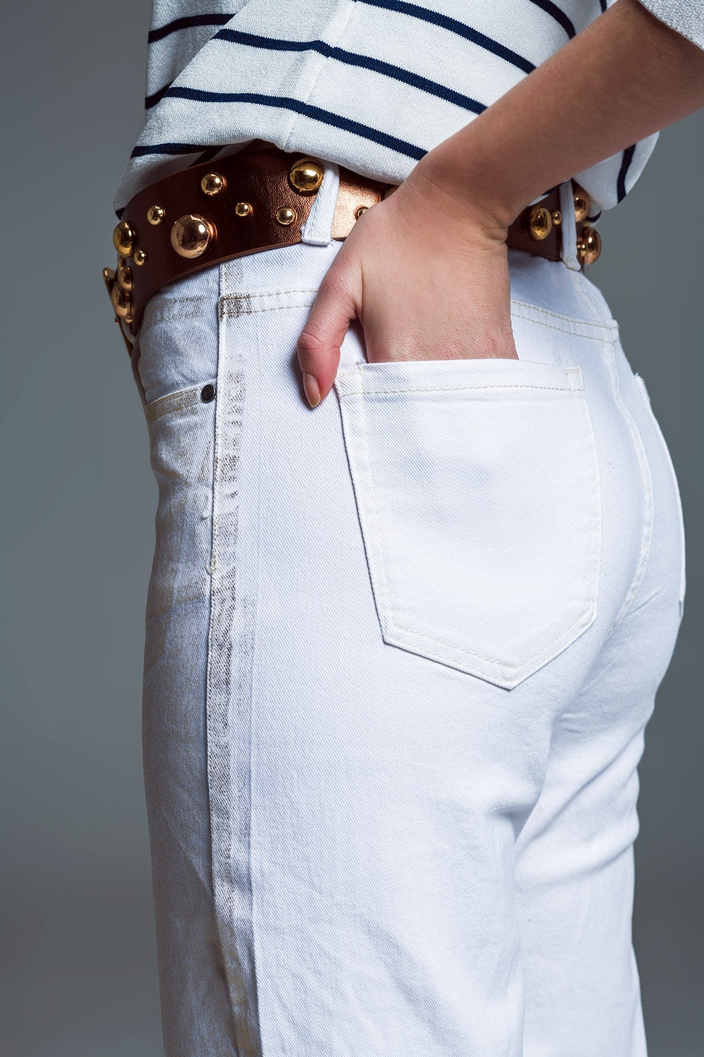 Jeans bianchi a gamba larga con finitura metallizzata in oro