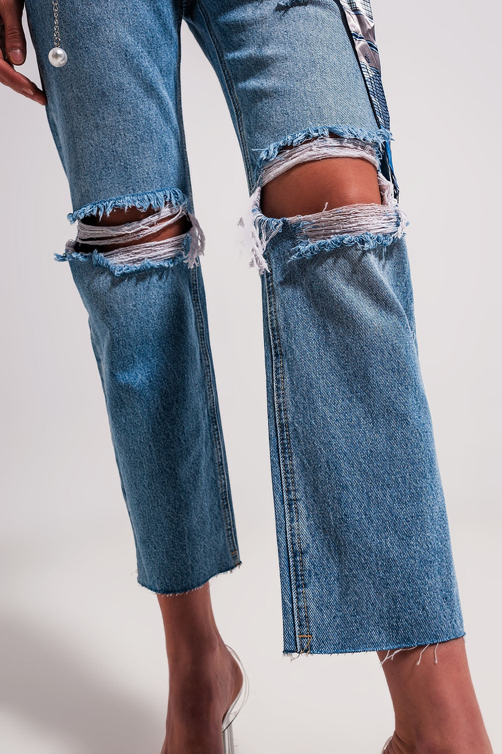 Jeans blu chiaro con strappi sulle ginocchia