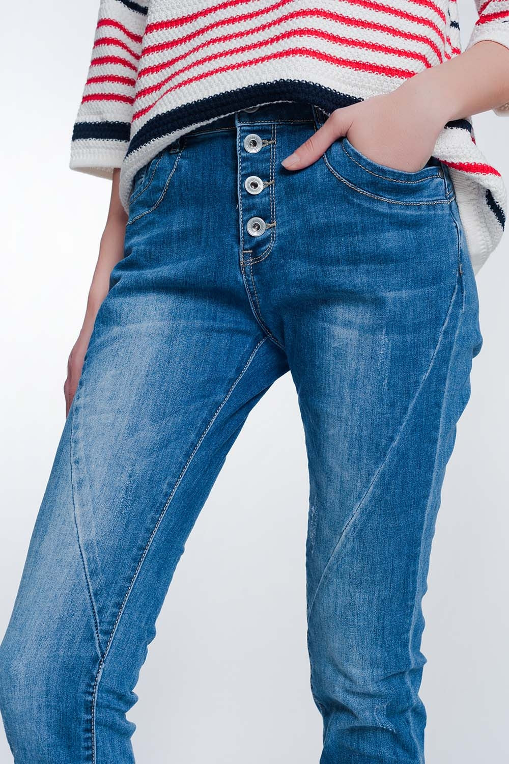 Jeans boyfriend con bottoni e lavati medio