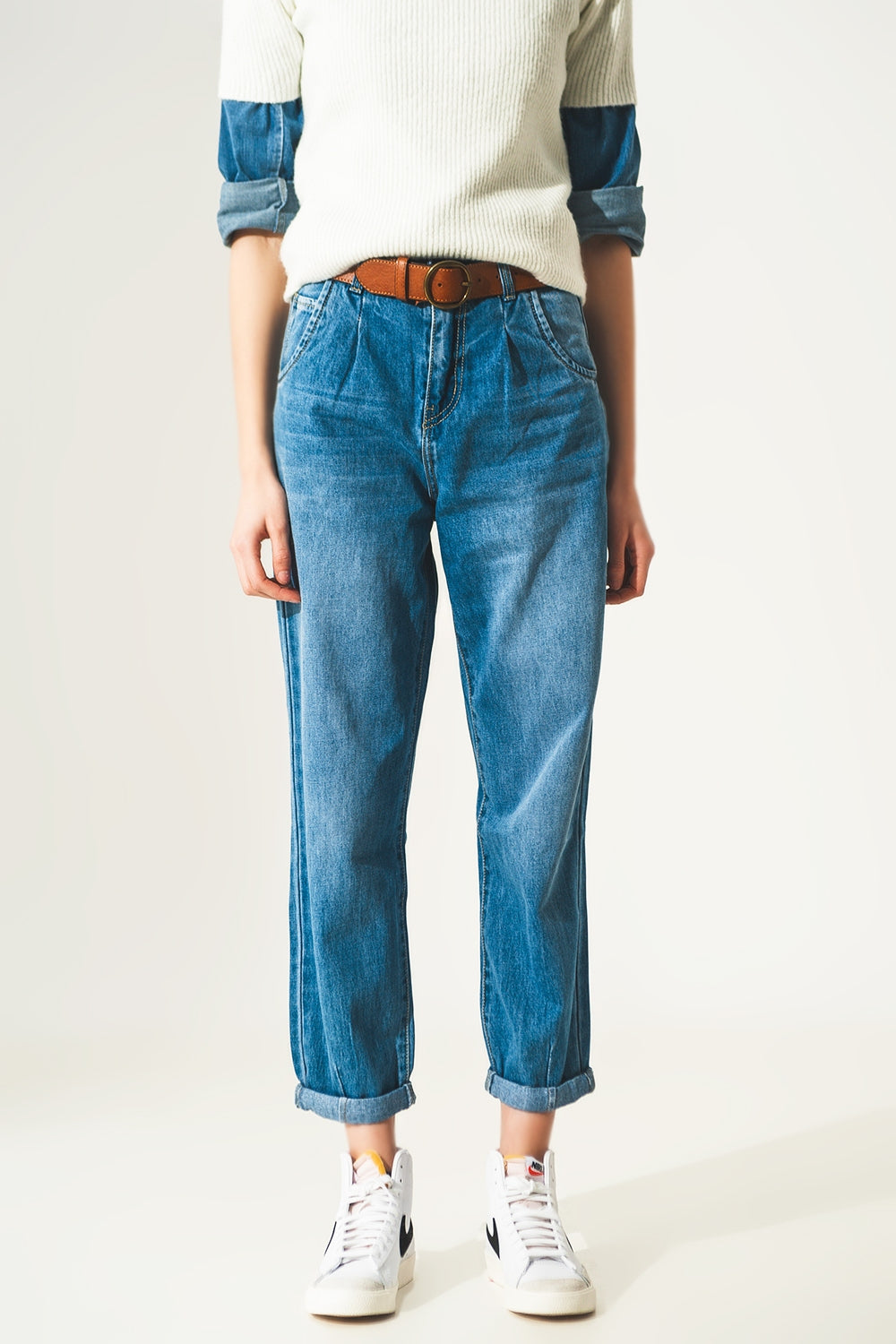 Q2 Jeans con pinces in vita in blu medio