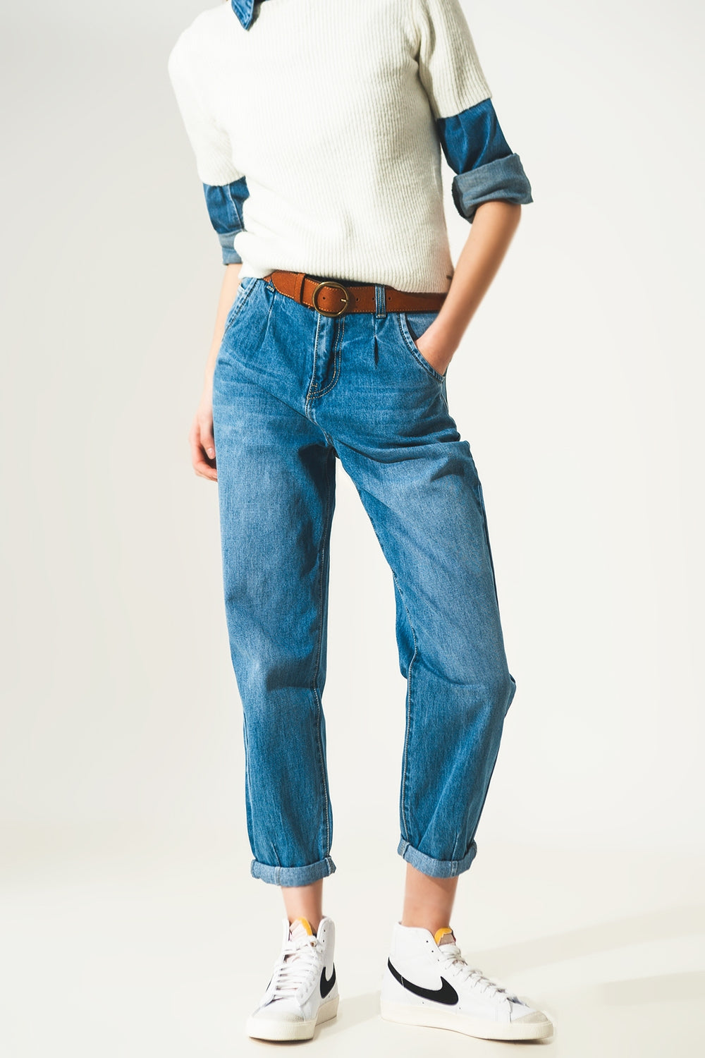 Jeans con pinces in vita in blu medio