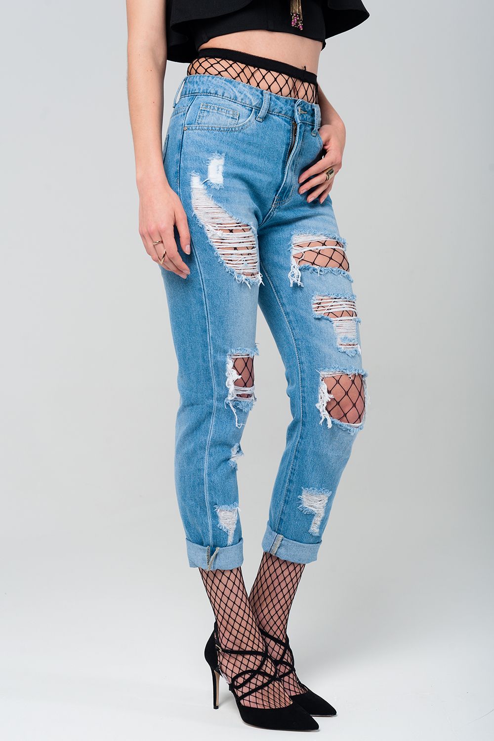 Jeans con strappi e calza a rete