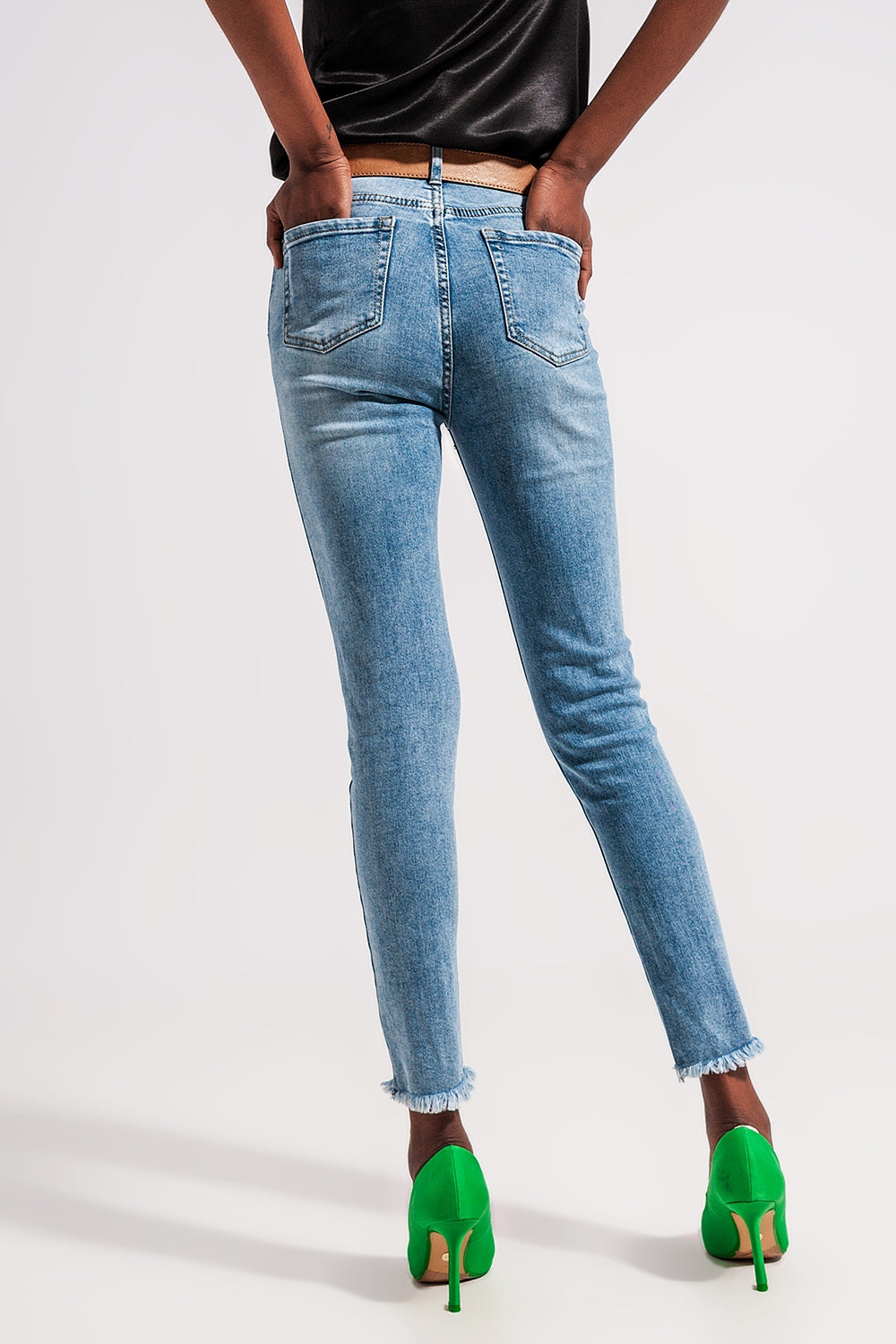 Jeans denim blu chiaro con fondo grezzo