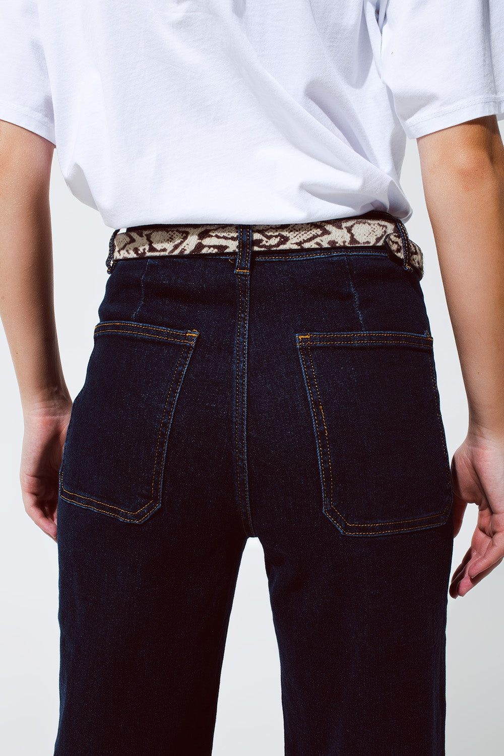 Jeans dritti con dettagli sulla tasca in lavaggio scuro