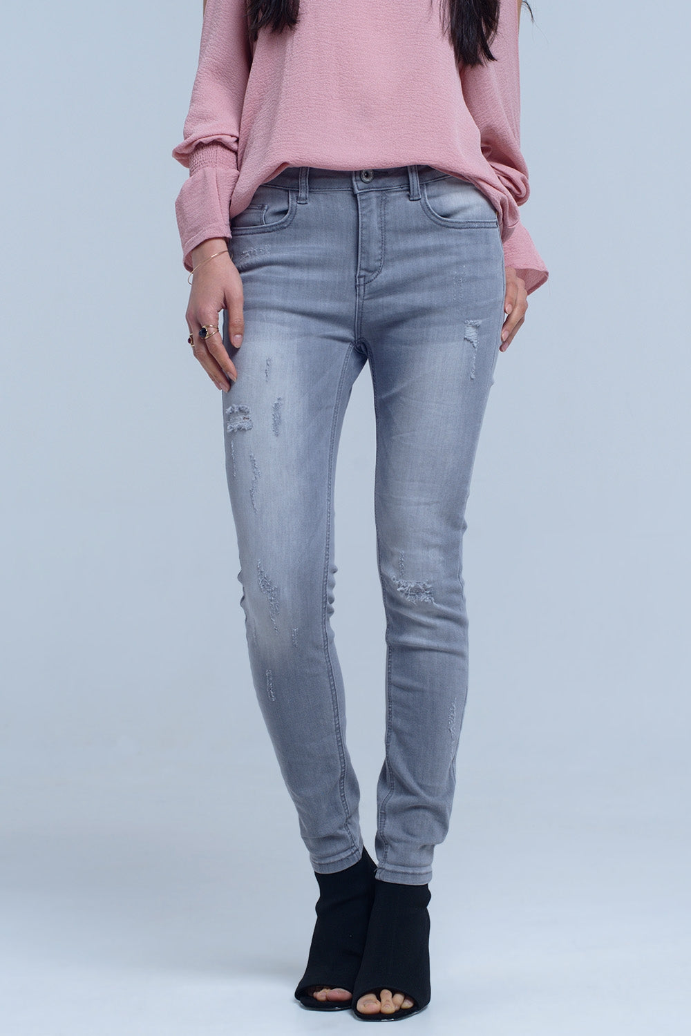 Jeans grigi con dettaglio a strappo