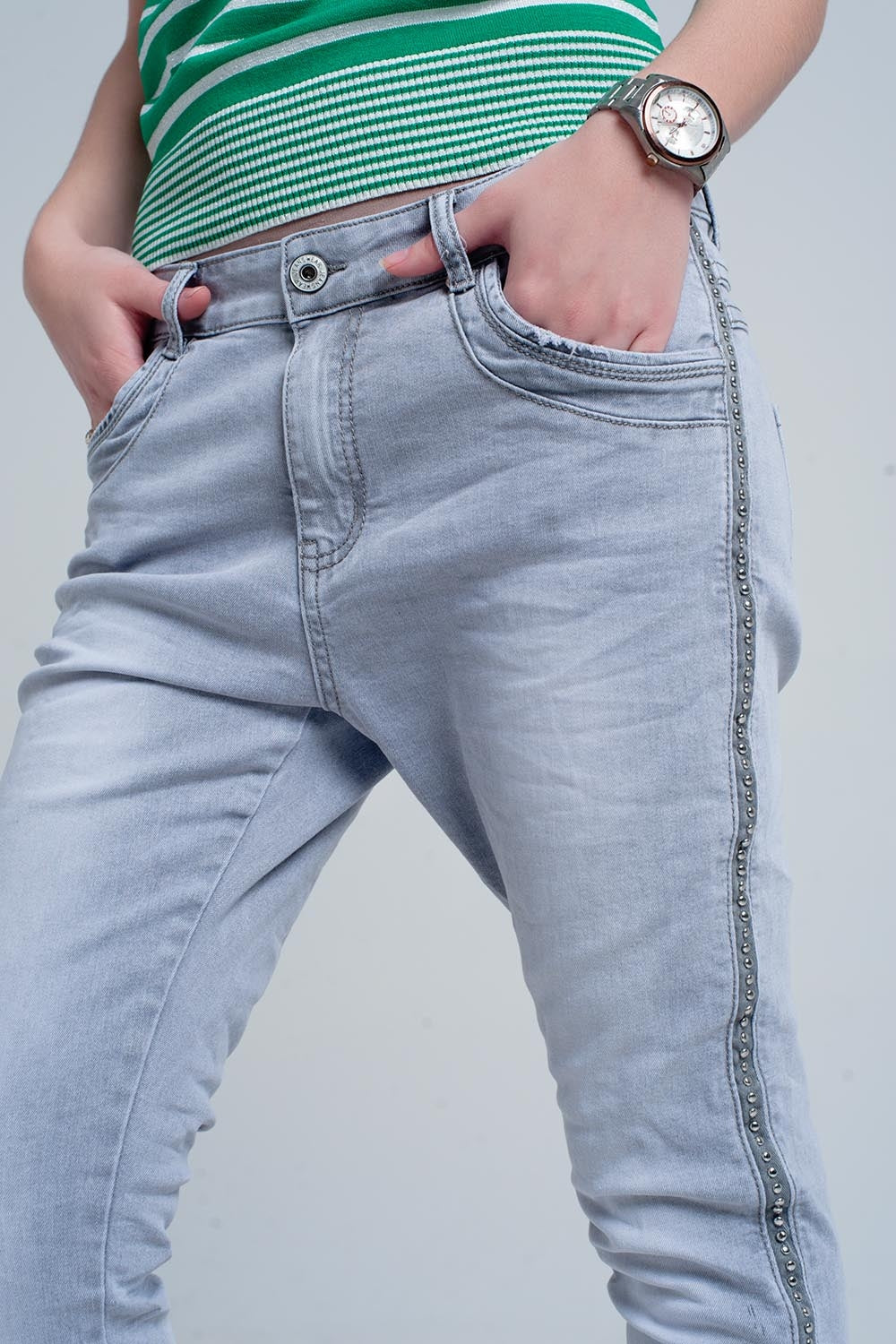 Q2 jeans grigio con dettaglio metallico