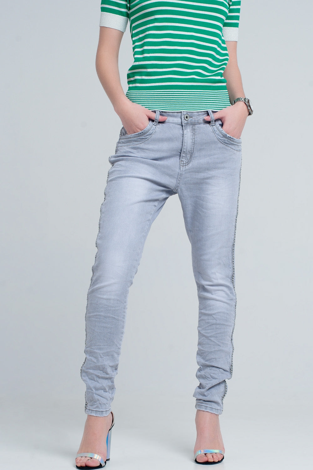 jeans grigio con dettaglio metallico