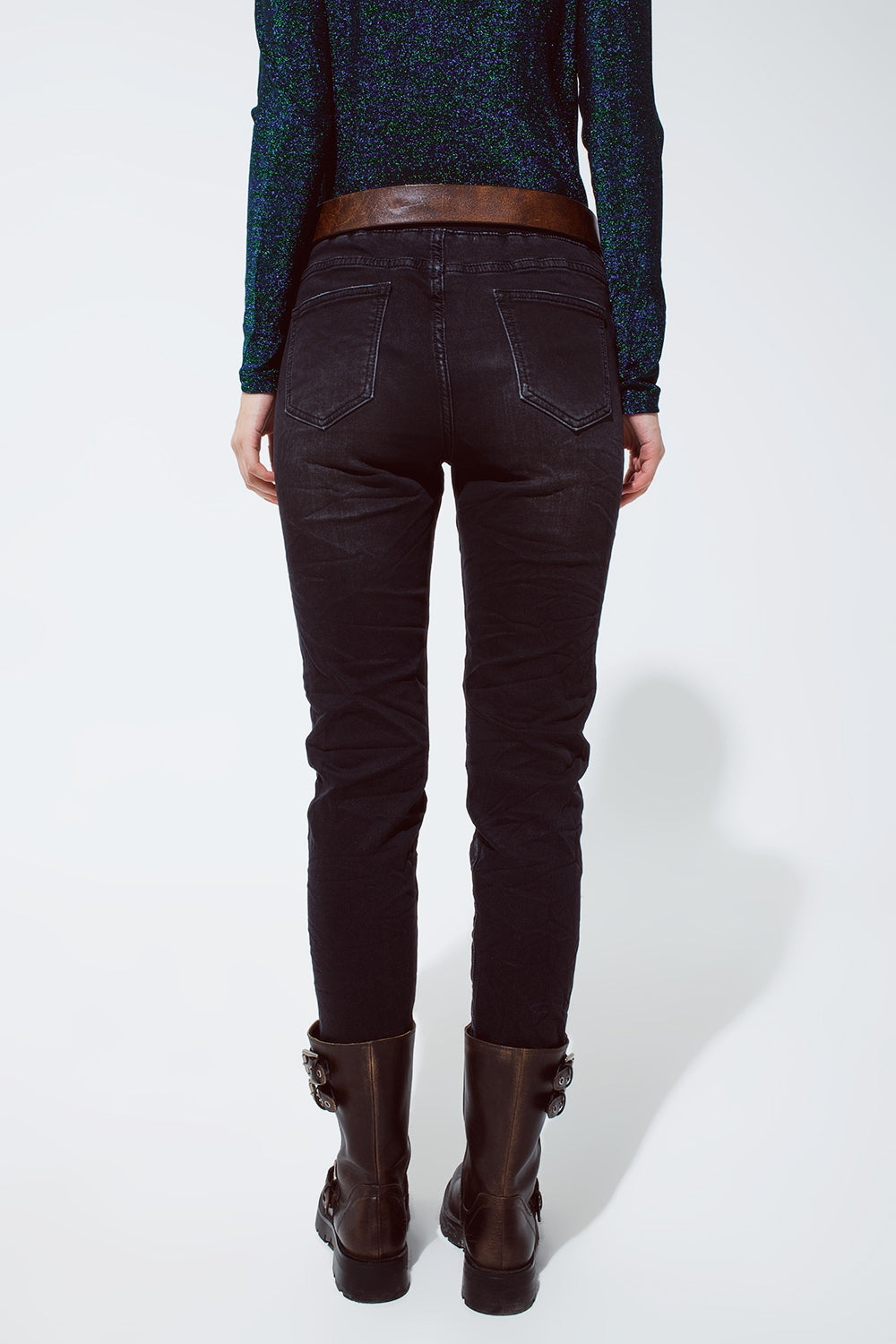 jeans neri con vita elastica e cordoncino