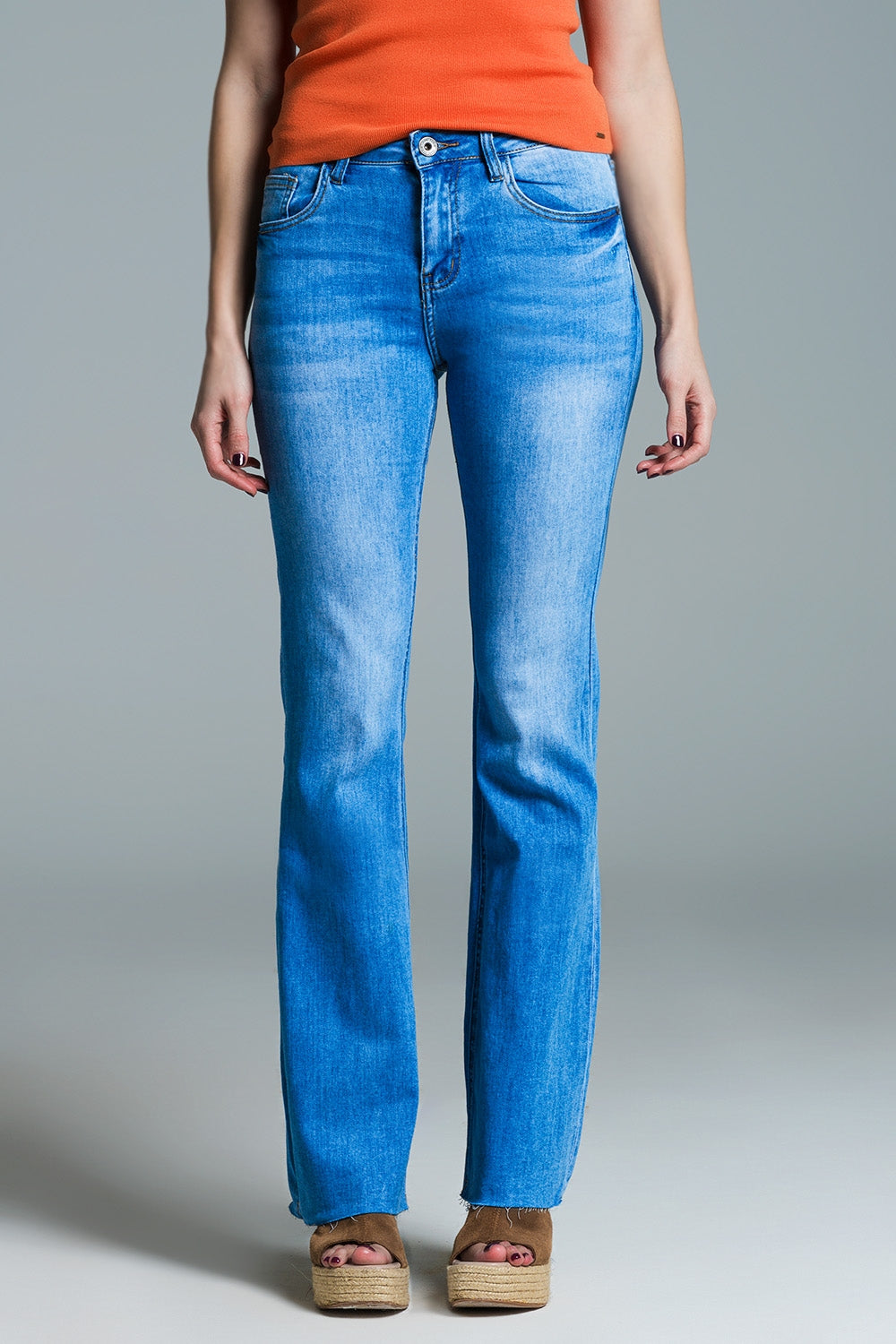 Q2 Jeans skinny a vita regolare con gamba svasata in lavaggio chiaro