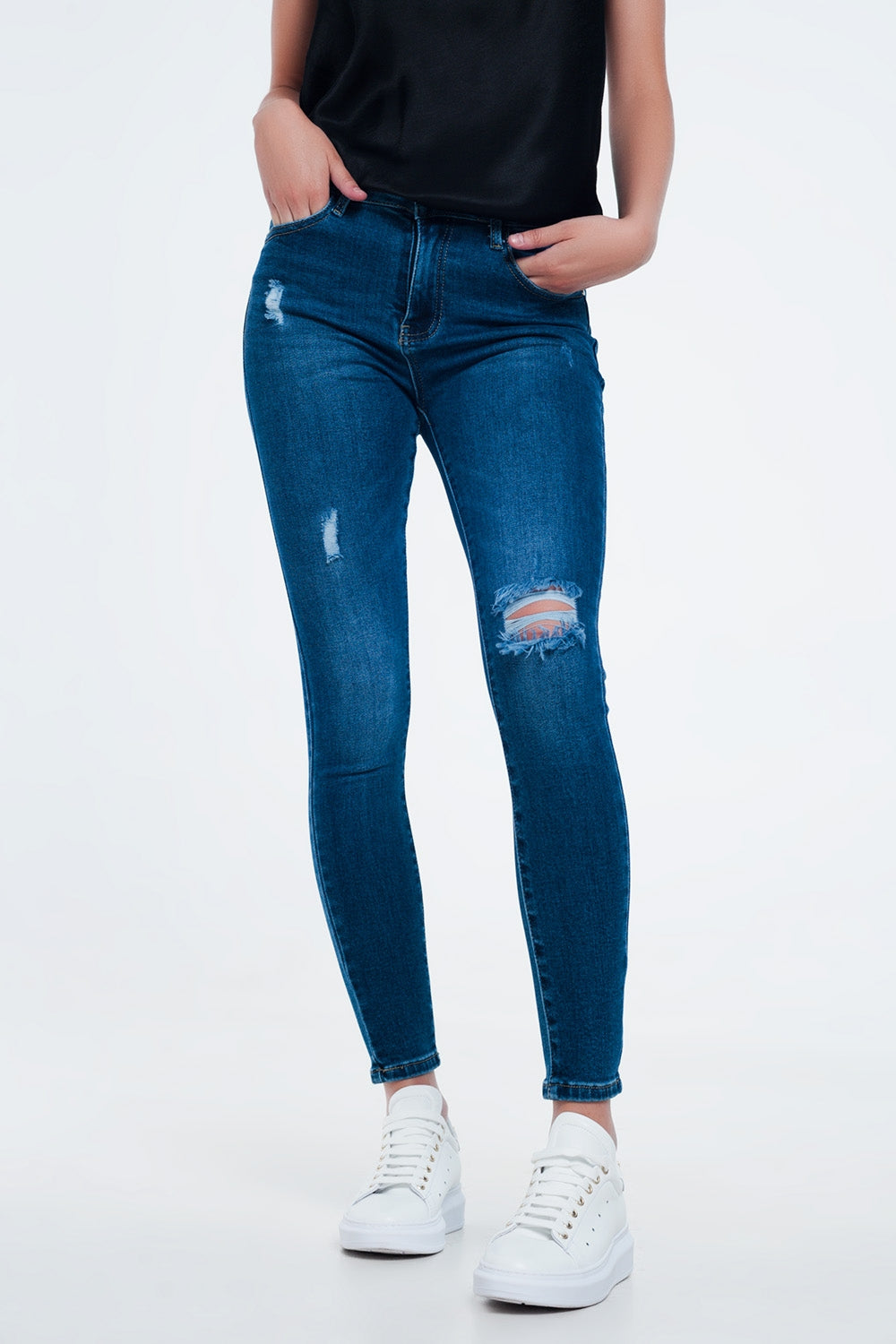 Q2 Jeans skinny blu medio con strappi