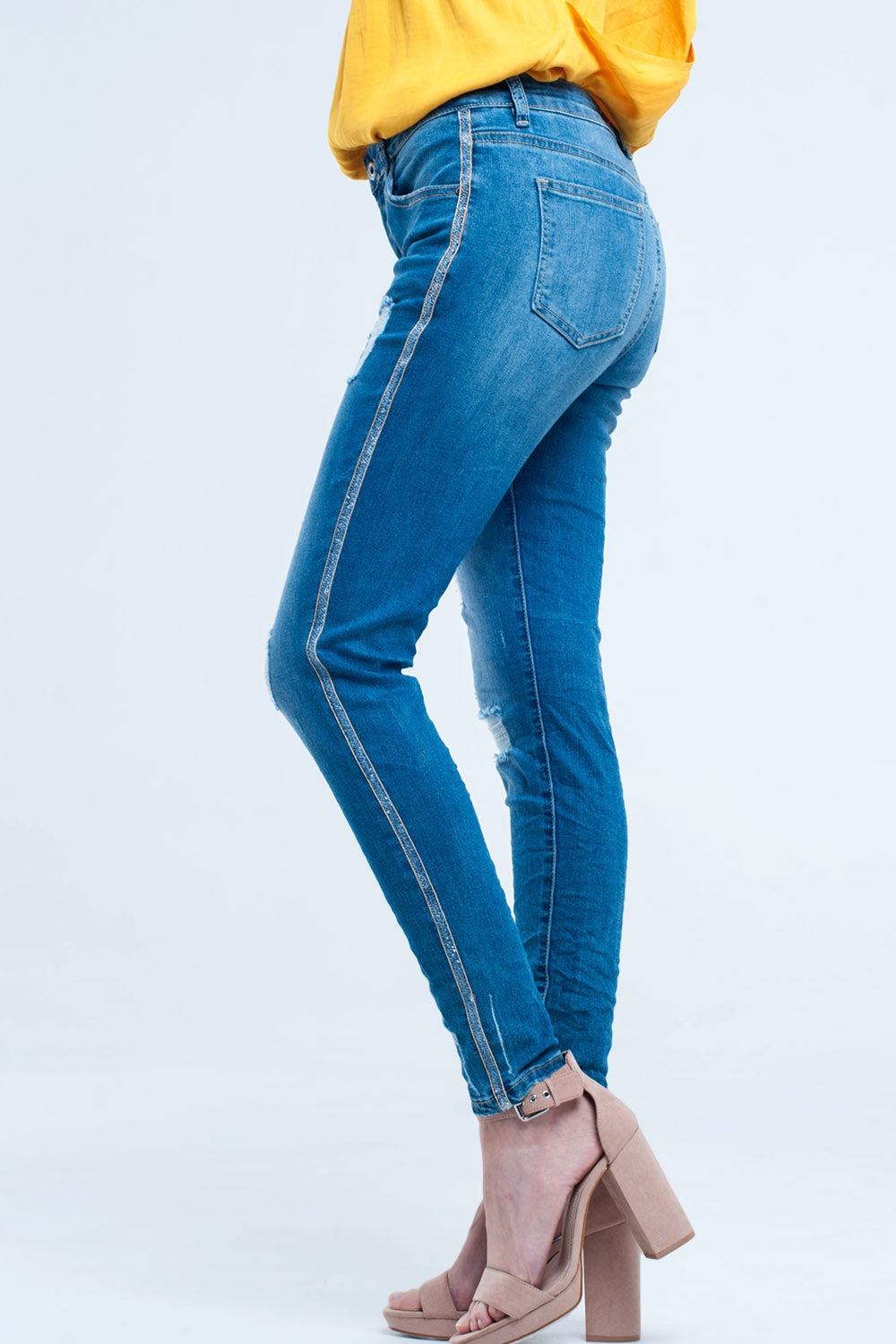 Q2 Jeans skinny con strappi e glitter