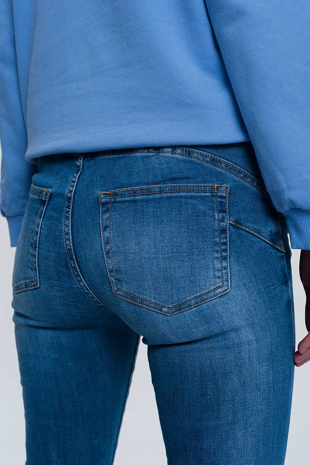 jeans skinny in denim chiaro con caviglie piegate e dettaglio strappato