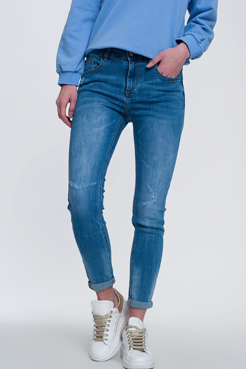 Q2 jeans skinny in denim chiaro con caviglie piegate e dettaglio strappato