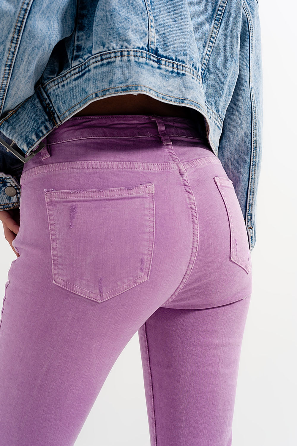 Jeans skinny lilla con fondo effetto invecchiato