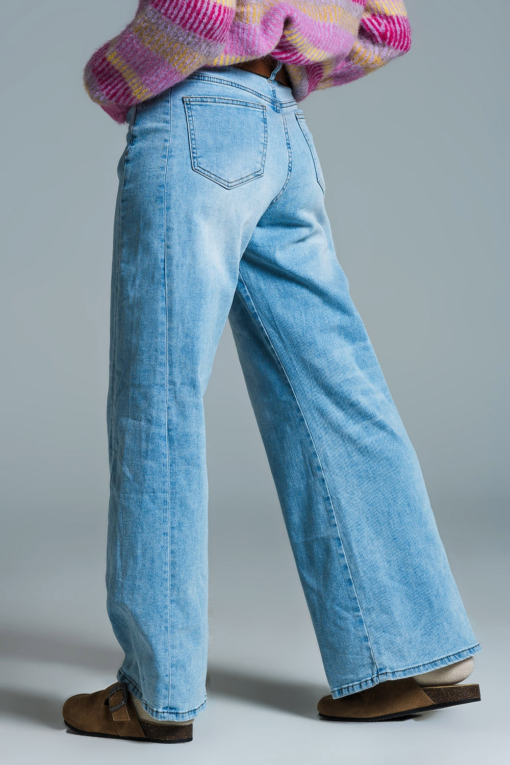 Jeans stile Mom a gamba larga con lavaggio chiaro