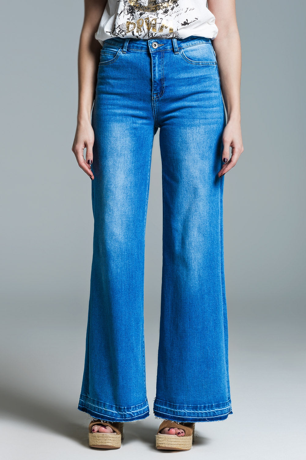 Q2 Jeans stile palazzo in lavaggio medio con doppia impuntura sul fondo