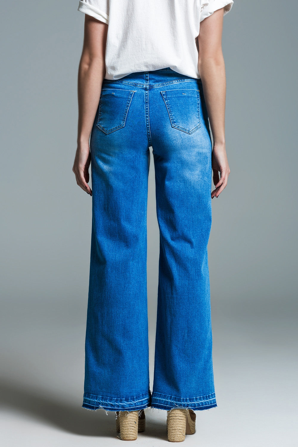 Jeans stile palazzo in lavaggio medio con doppia impuntura sul fondo