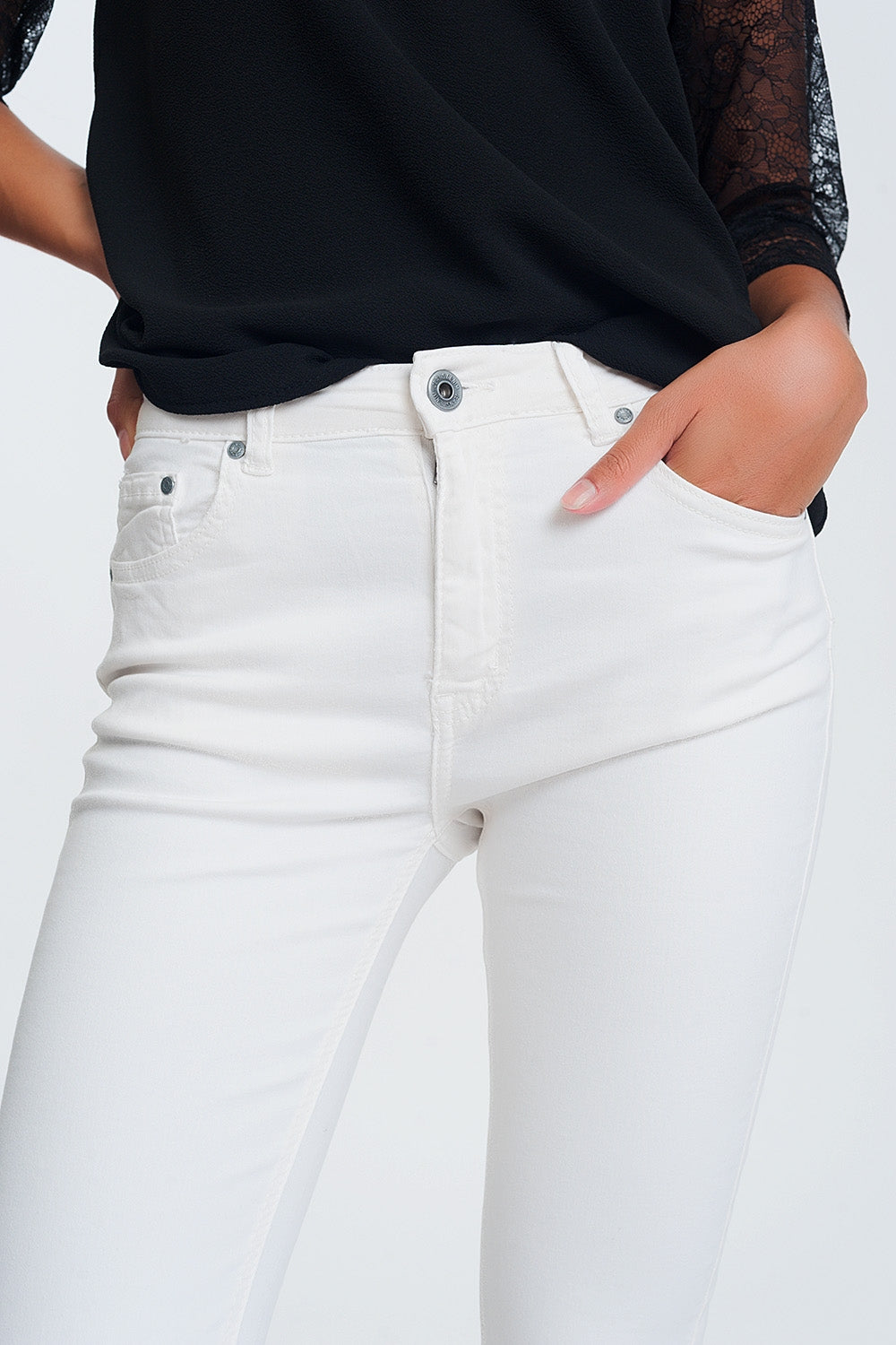 jeans straight crema con caviglie larghe