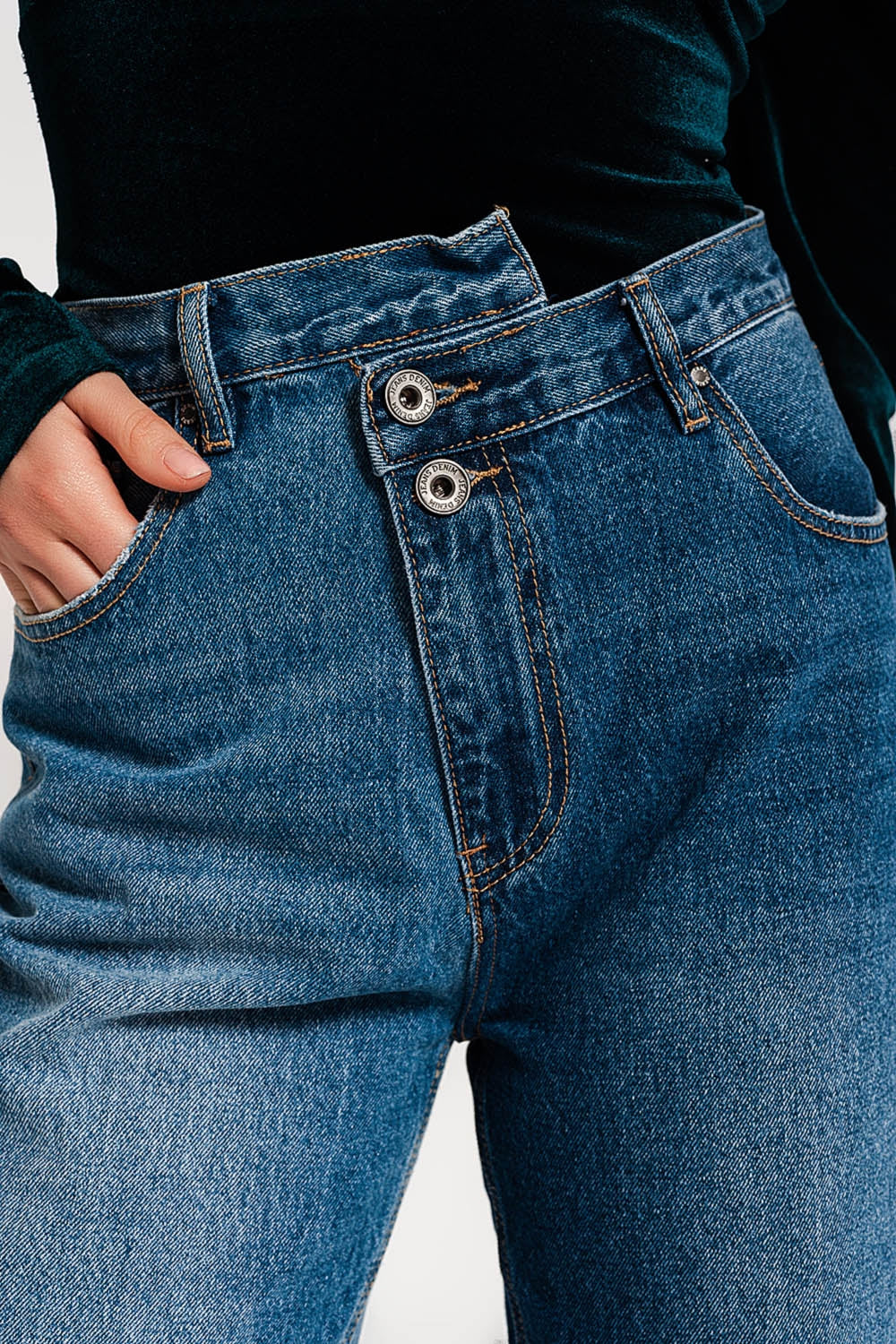 Q2 Jeans straight fit blu medio con bottoni asimmetrici