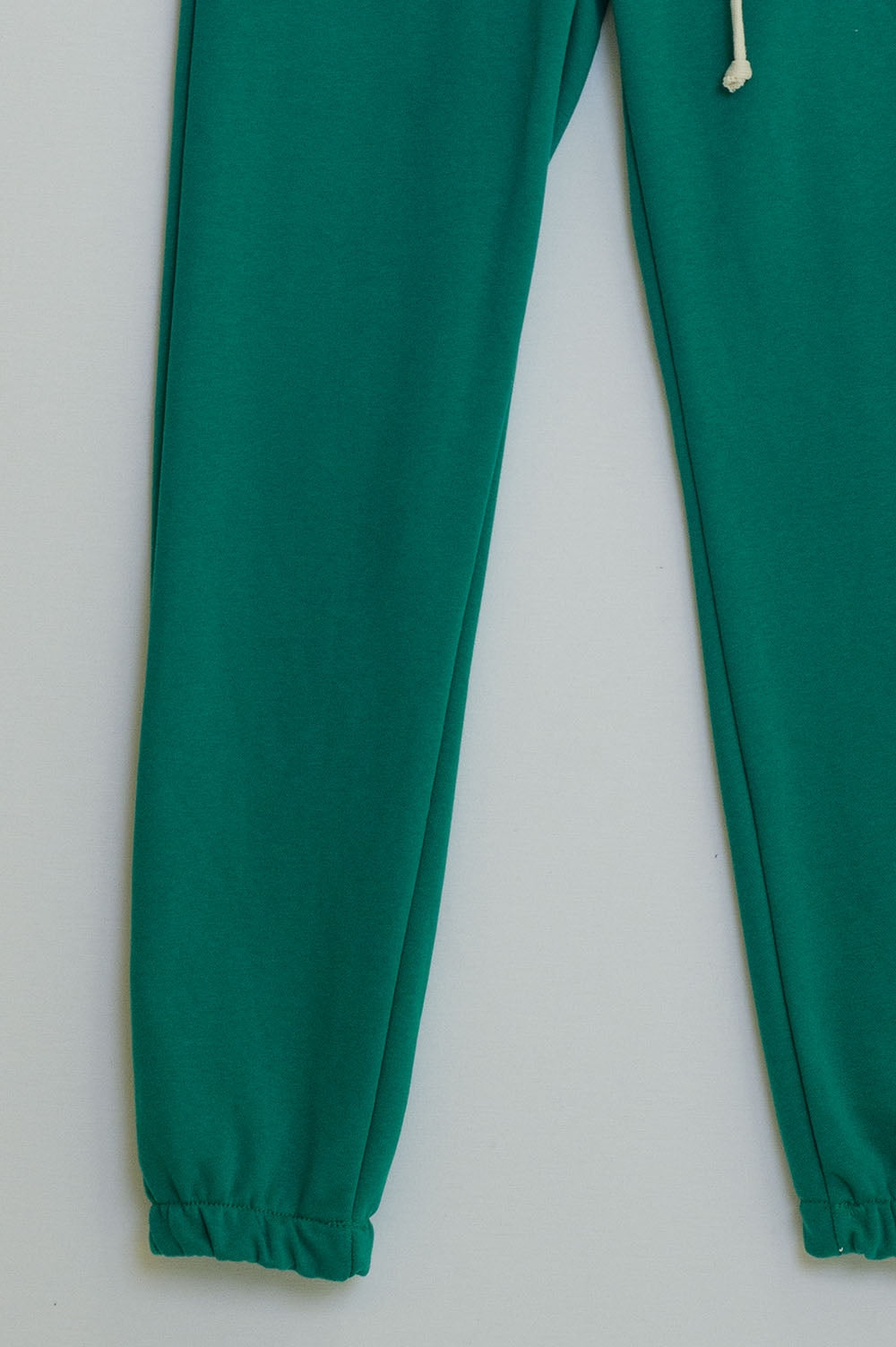 jogger verde con elastico in vita annodato e tasche laterali