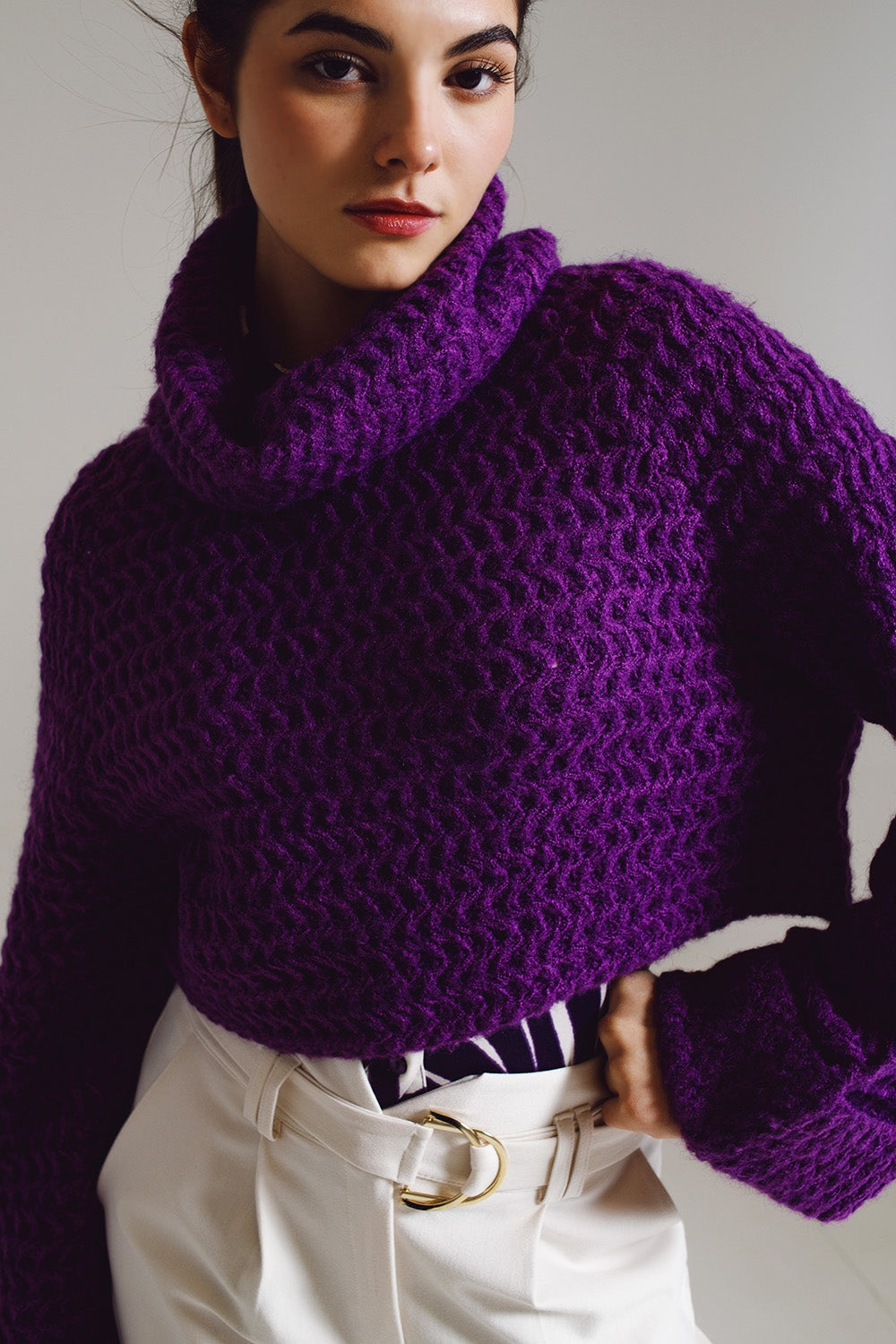 Maglione a maglia con collo a dolcevita e polsini arrotolati in viola