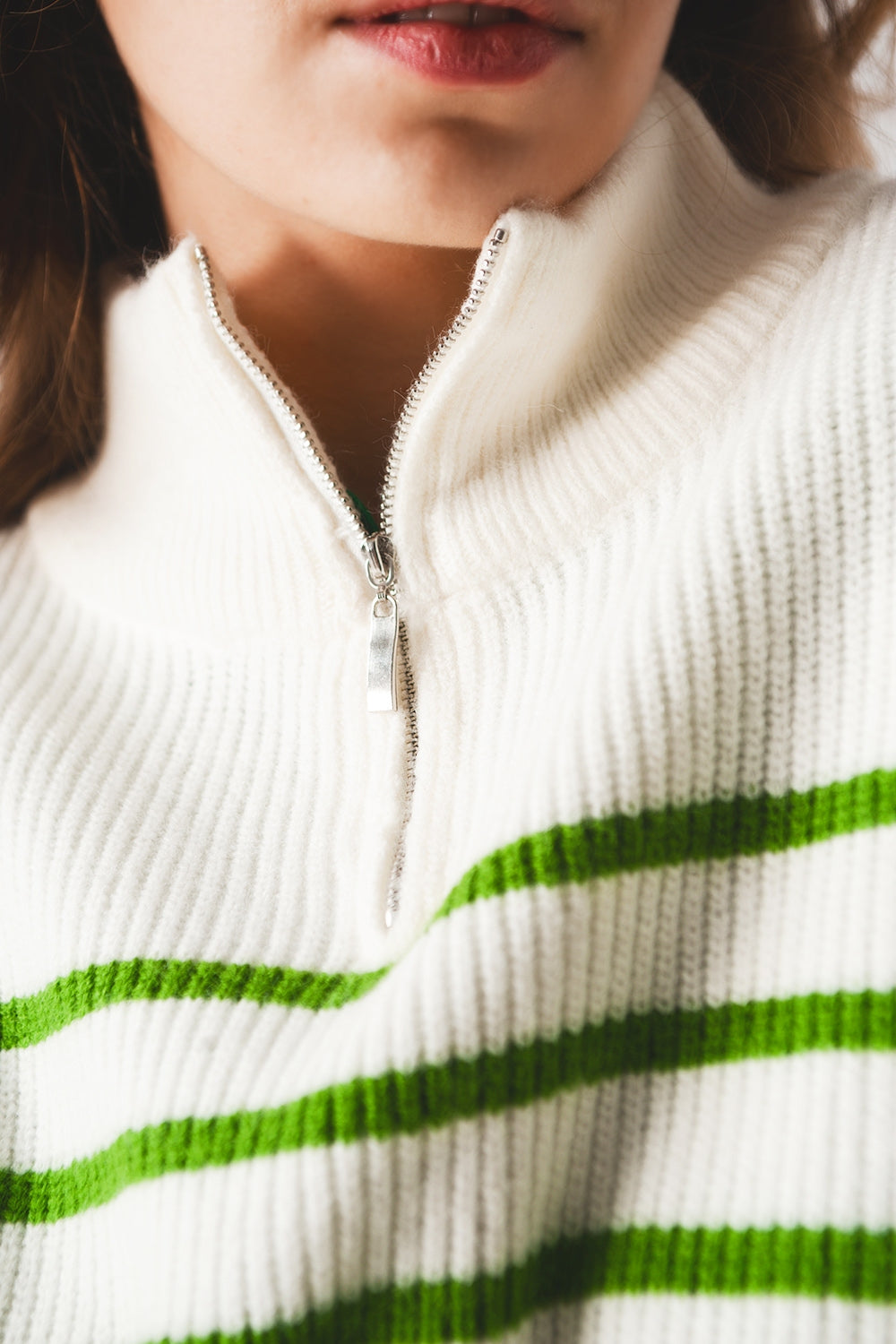 Maglione a strisce verde con colletto a zip