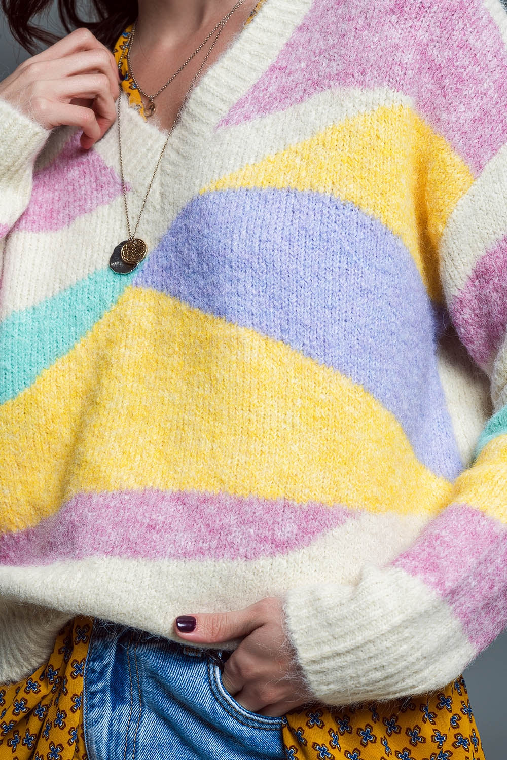 Maglione beige con scollo a V e strisce astratte in colori pastello