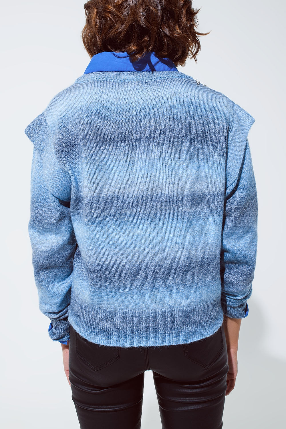 Maglione blu dal design ombreggiato con scollo rotondo e dettagli delle maniche