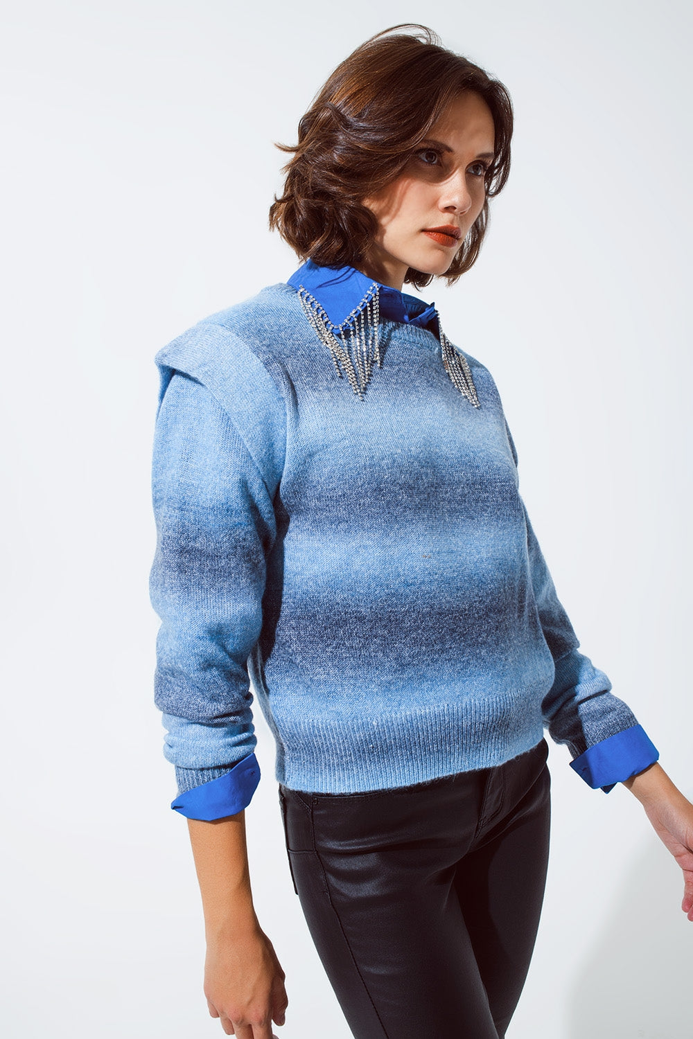 Maglione blu dal design ombreggiato con scollo rotondo e dettagli delle maniche