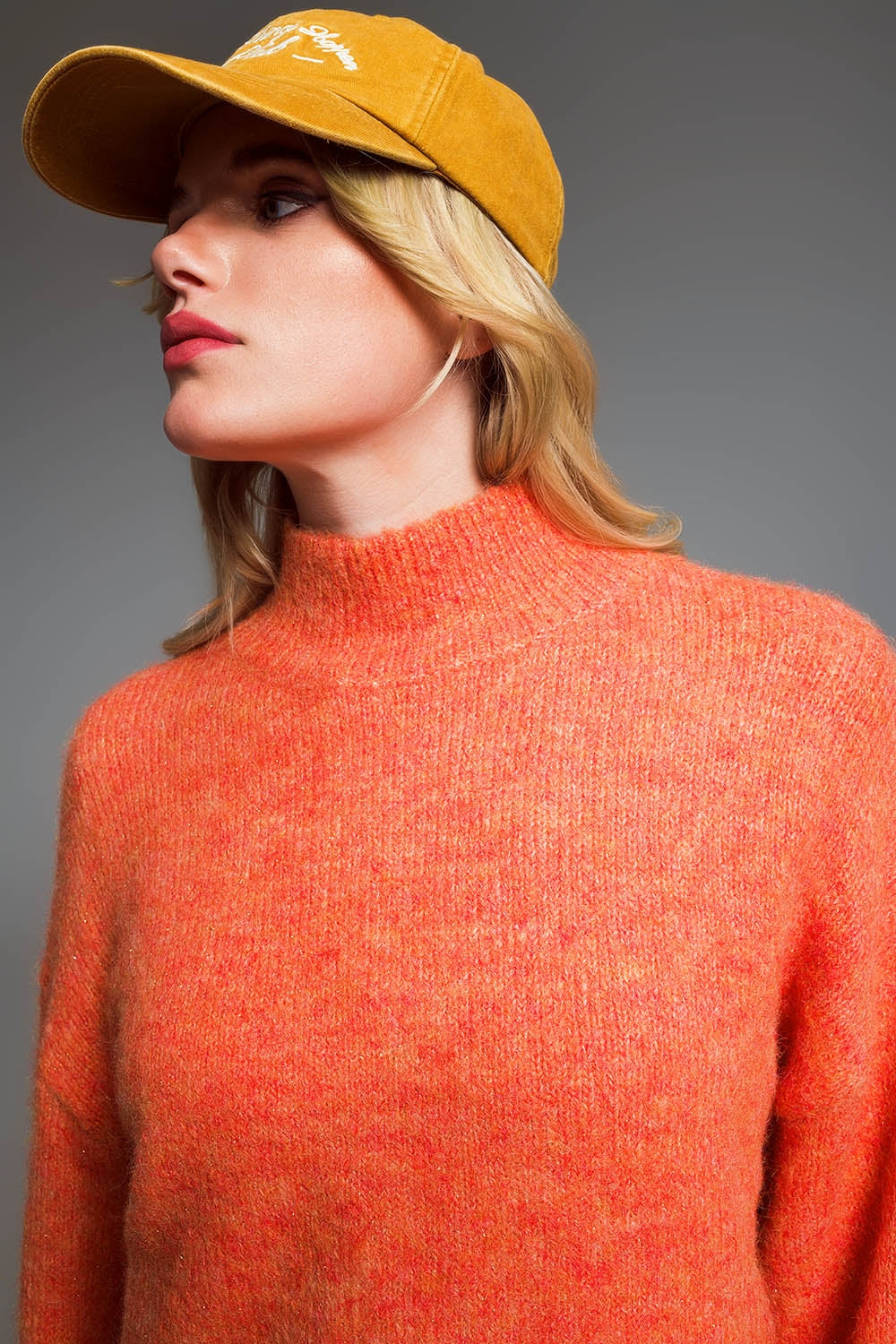 Maglione con colletto stile camino in filo metallico arancione