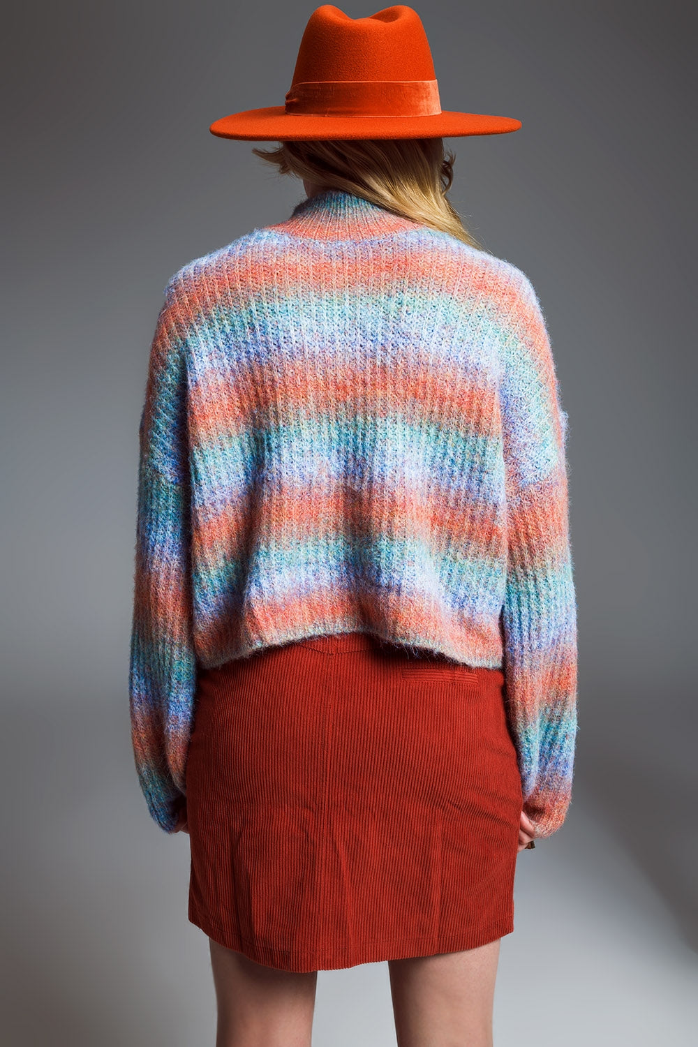 Maglione con collo alto in strisce ombreggiate in colori pastello