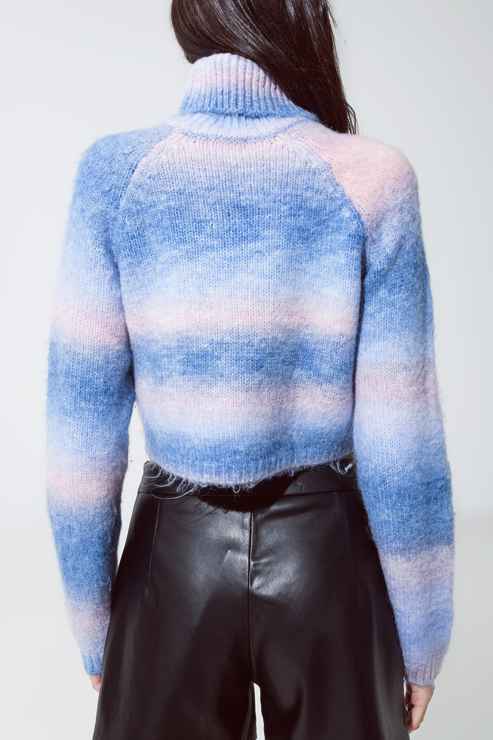 Maglione dolcevita in maglia vaporosa in blu e rosa degradé