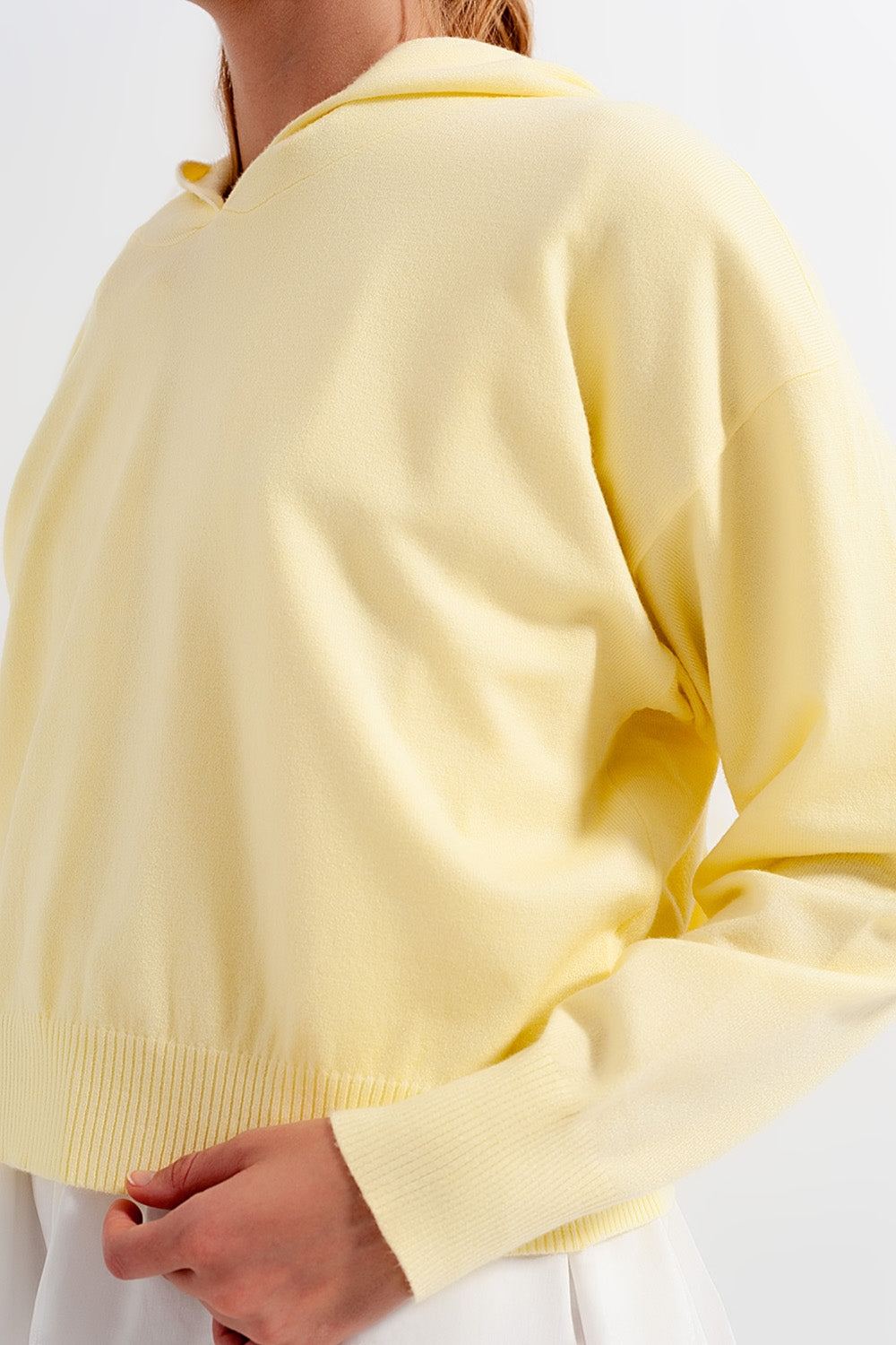 Maglione giallo con cappuccio a manica lunga